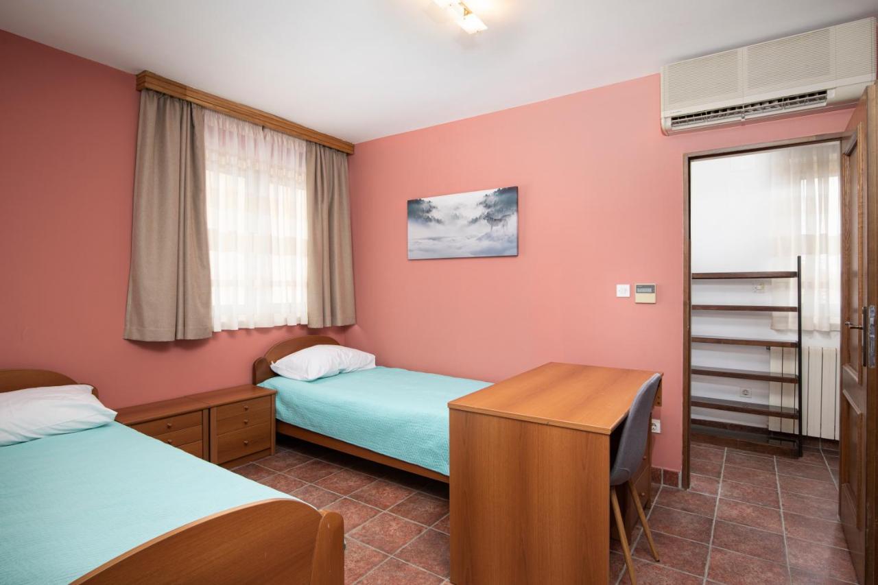 Villa Arena - Pool Table, Table Tennis, Darts & Pula