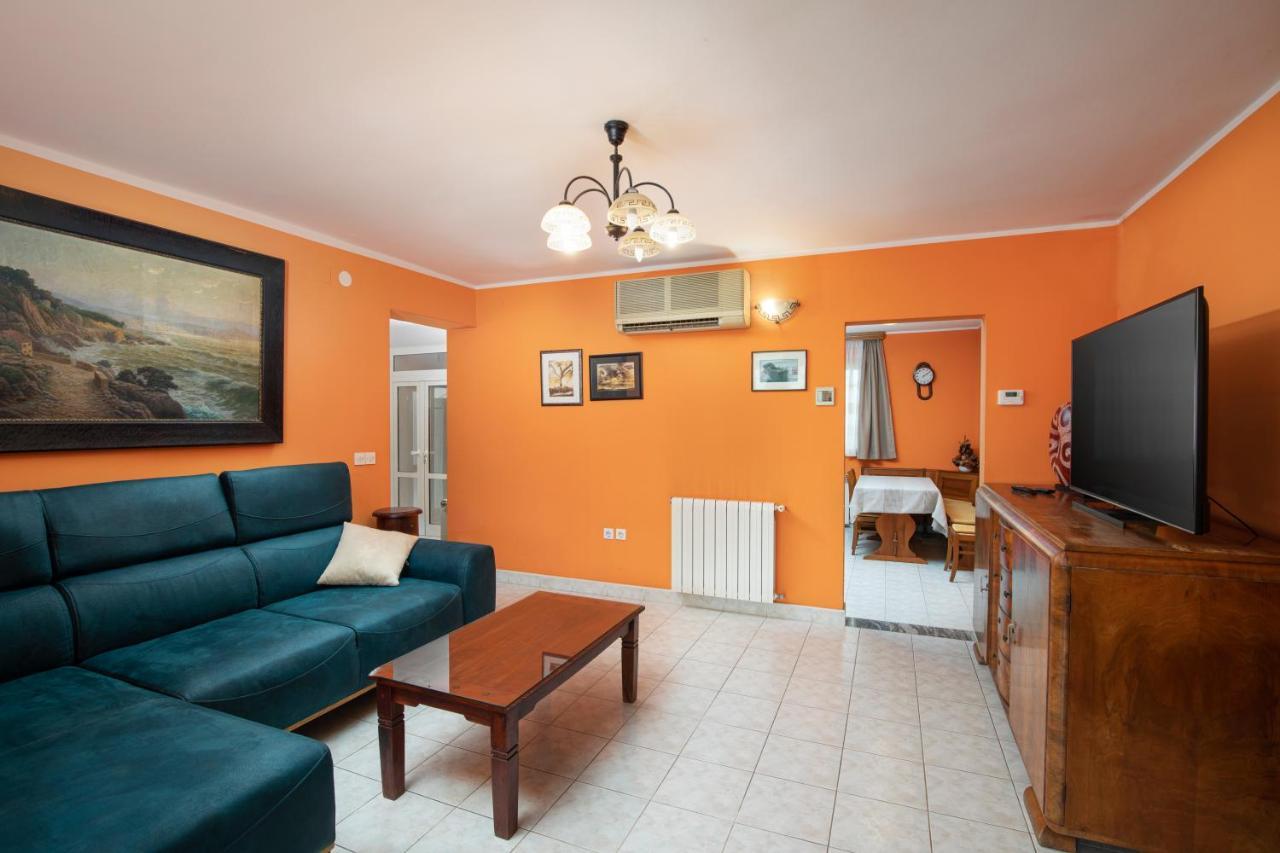 Arena - Pool Table, Table Tennis, Darts & Villa Pula