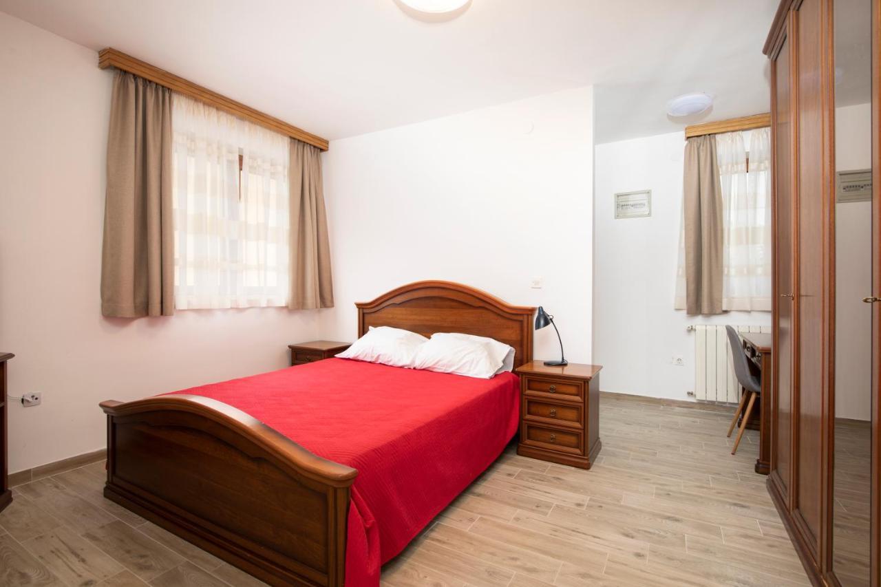 Arena - Pool Table, Table Tennis, Darts & Villa Pula